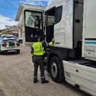 Un agente hablando con el conductor de un camión.