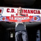 Ángel Rodríguez posa con la bufanda del Numancia en el campo de Los Pajaritos.