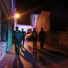 Guardia Civil dirigiéndose al lugar de los hechos, en el centro del pueblo.