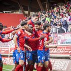 Los jugadores del Numancia celebran uno de sus goles ante el Salamanca CF UDS.