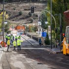 Obras de asfaltado en el puente de piedra.