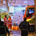 Lugar del suceso en la noche del domingo poco después de la explosión en la vivienda.