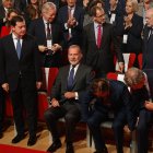 El Rey Felipe VI (c) durante la inauguración del XXVIII Congreso Nacional de la Empresa Familiar en el Fórum Evolución Burgos, a 20 de octubre de 2025, en Burgos, Castilla y León (España). Junto al Rey, el presidente de la Junta.