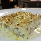 Plato de canelones con bechamel.