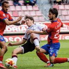 Alain García y Cristian Delgado intentan quitar el balón a un rival del Salamanca UDS.