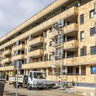 Andamios instalados en la fachada del polémico edificio para derribar la quinta planta.