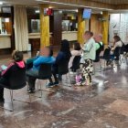 Ciudadanos esperan su turno para ser atendidos en el Ayuntamiento.