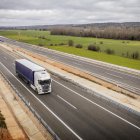 Camión circulando por una autovía en Soria.