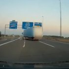 Captura del vídeo en el que se observa a un camión atravesando los carriles.