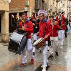 Las charangas desfilan por la calle Mayor de El Burgo.