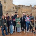 Los periodistas posan ante la estatua de Fray Tomás en Berlanga de Duero.