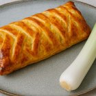 Imagen de un hojaldre con puerro con tratamiento de IA.