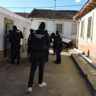 Entrada de la Guardia Civil a una de las viviendas.