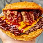 Impresionante hamburguesa con torreznos.