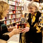 La escritora Neville durante la firma de libros.