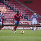 Jannick conduce el balón durante el partido del Numancia con el Real Valladolid Promesas.