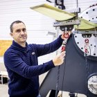 Rafael Carnicero, investigador del Ceder junto a la pala eólica fabricada para realizar el proyecto.