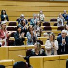 La portavoz del PP en el Senado, Alicía García, recibe el aplauso de los senadores populares durante una sesión plenaria, en el Senado, a 22 de octubre de 2025, en Madrid (España). 