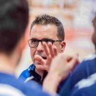 Toribio dando indicaciones a sus jugadores en un tiempo muerto.