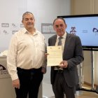 Alberto Santamaría y Benito Serrano posan con el recién rubricado convenio.