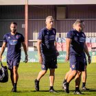Ángel en un entrenamiento en la Ciudad Deportivo junto con su cuerpo técnico.