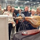 La Reina Letizia conoce el cuadro y al 'modelo' durante su visita a la Feria Biocultura.