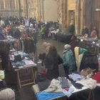 Detalle del mercadillo de segunda mano en las ruinas de San Nicolás.