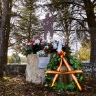 Una escultura rodeada de flores recuerda la figura del conductor de motobomba fallecido en acto de servicio.