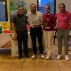 La pareja ganadora del Torneo Aniversario en el centro de la imagen.