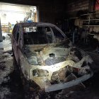 Imagen del vehículo calcinado tras la intervención de los bomberos.