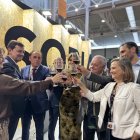 El presidente Mañueco y las autoridades de Soria brindando con el Ribera soriano.