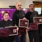 Iban Garin, en el centro, flanqueado de ddd y Julia Medrano, segundo y tercer clasificado.