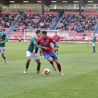 Jony protege el balón ante un oponente del Coruxo.