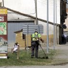 Operarios realizan trabajos de limpieza.