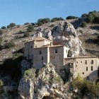La Ermita de San Saturio, construida sobre una gruta en la roca, es uno de los monumentos más emblemáticos y visitados de Soria.
