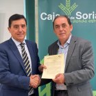 Carlos Martínez Izquierdo y Benito Serrano tras la firma del acuerdo.