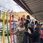 Los niños de Arcos de Jalón colocaron las cintas de colores