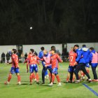 Los jugadores del Numancia celebran la victoria en Burgos, con Berto como actor principal