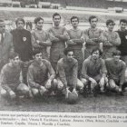 Javier Ruiz, de pie de izquierda a derecha junto al entrenador Doroteo Martínez, como portero del Numancia.