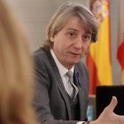 Carlos Martínez, en un momento de su reunión en las Cortes con mujeres de diferentes colectivos profesionales.