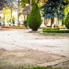 El paseo se encuentra al comienzo de la Dehesa entrando por Mariano Granados.