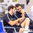 Oriol Castellarnau conversa con uno de sus ayudantes en el transcurso de un partido.