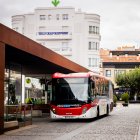 El autobús urbano, en la plaza de Mariano Granados.