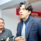 Enrique Santiago y Juan Gascón ayer en la sede de IU en la capital.