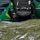 Un agente posa junto a una de las bolsas intervenidas.