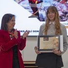 Robles aplaude a Polomarenko en la entrega del reconocimiento.