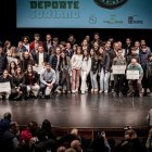 Foto de familia al final del acto con todos los premiados