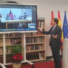 Entrega de pantallas por parte de Mañueco.