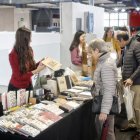 Visitantes en el Mercado Artesano de Soria en la mañana de este domingo.