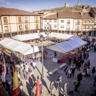 Los puestos de artesanía llenaron las calles del casco histórico de Berlanga.